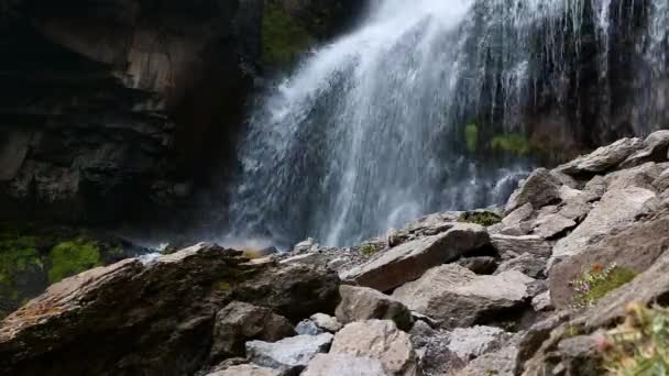 Hermosas Caídas Las Montañas Naturaleza Salvaje Del Cáucaso Norte — Vídeos de Stock