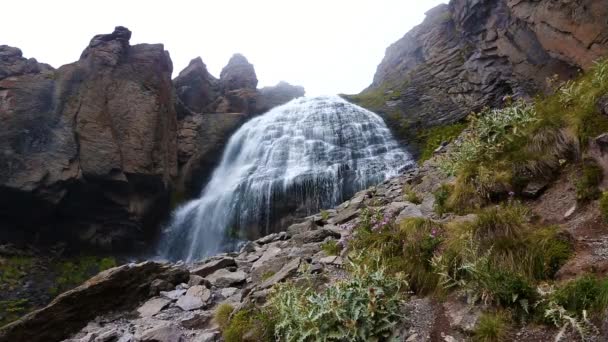 Hermosas Caídas Las Montañas Naturaleza Salvaje Del Cáucaso Norte — Vídeos de Stock