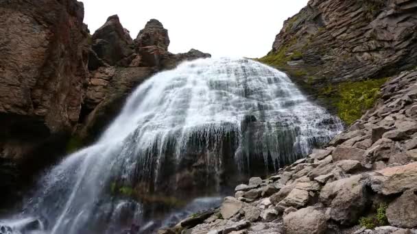 Hermosas Caídas Las Montañas Naturaleza Salvaje Del Cáucaso Norte — Vídeos de Stock