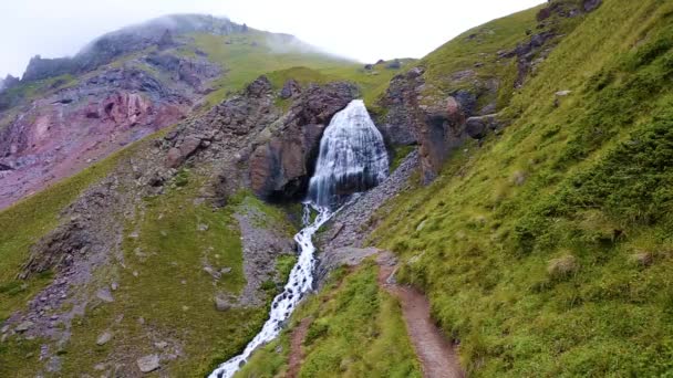 Hermosas Caídas Las Montañas Naturaleza Salvaje Del Cáucaso Norte — Vídeo de stock