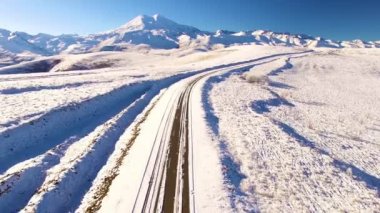Elbrus Dağı 'na giden yol, kar geçidi üzerinde ot, Kuzey Kafkasya Dağları