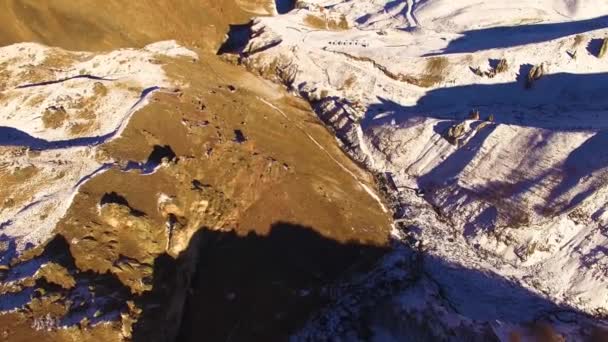 Πτήση Πάνω Από Βουνά Την Όμορφη Θέα Επάνω Πλαγιές Λόφων — Αρχείο Βίντεο