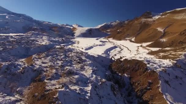 Полет Над Горами Прекрасный Вид Сверху Склоны Холмов Природа Северного — стоковое видео