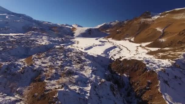 Voo Sobre Montanhas Bela Vista Superior Sobre Encostas Natureza Norte — Vídeo de Stock