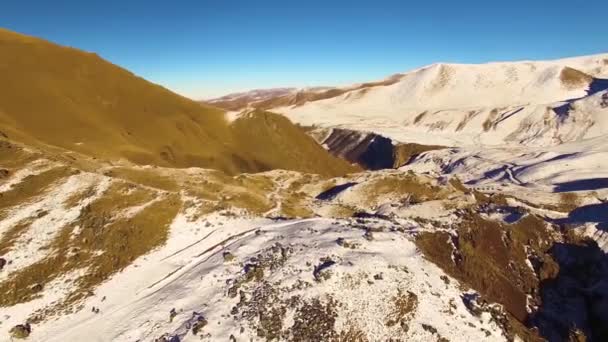 飞越山脉 山坡上美丽的顶视图 北高加索的性质 — 图库视频影像