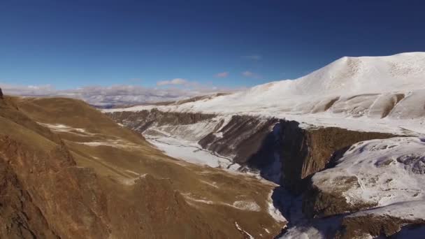 Vuelo Sobre Las Montañas Hermosa Vista Superior Las Laderas Naturaleza — Vídeo de stock