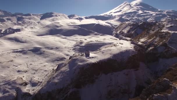 Vlucht Bergen Het Mooie Bovenaanzicht Hellingen Aard Van Noordelijke Kaukasus — Stockvideo