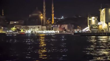 Gece şehir. Boğaziçi, Istanbul 'un su bir görünüm geçiş