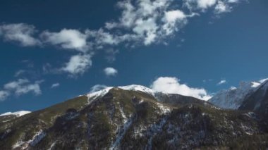 Dağ kayaları üzerinde gökyüzünde bulutların hareketi, Kuzey Kafkasya 'nın doğası