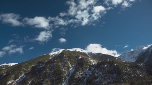 山の岩の上の空の雲の動き 北コーカサスの自然 — ストック動画