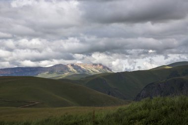 Kuzey Kafkasya dağları, bulutlar içinde dağ tepelerinde. Vahşi doğa