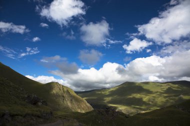 Kuzey Kafkasya dağları, bulutlar içinde dağ tepelerinde. Vahşi doğa