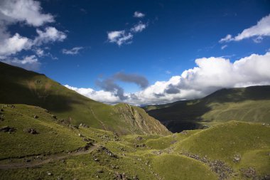 Kuzey Kafkasya dağları, bulutlar içinde dağ tepelerinde. Vahşi doğa