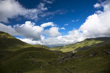 Kuzey Kafkasya dağları, bulutlar içinde dağ tepelerinde. Vahşi doğa