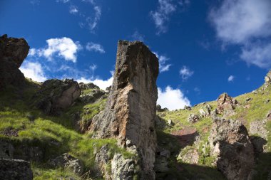 Kuzey Kafkasya dağları, bulutlar içinde dağ tepelerinde. Vahşi doğa