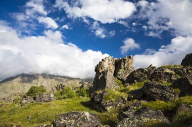 Kuzey Kafkasya dağları, bulutlar içinde dağ tepelerinde. Vahşi doğa