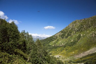 Dağlar ve Kuzey Kafkasya, güzel gorge yüksek kayalar üzerinde mavi gökyüzü doğası