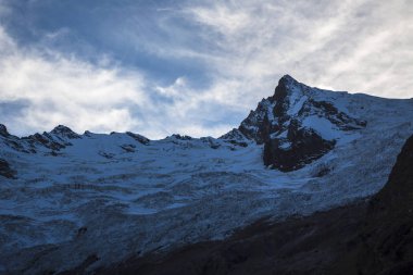 Kuzey Kafkasya dağları, bulutlar içinde dağ tepelerinde. Vahşi doğa