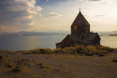 Eski tapınağın Ermenistan Sevan Gölü kıyısında