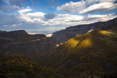Kuzey Kafkasya dağları, bulutlar içinde dağ tepelerinde. Vahşi doğa