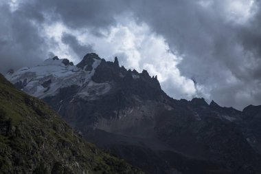 Kuzey Kafkasya dağları, bulutlar içinde dağ tepelerinde. Vahşi doğa