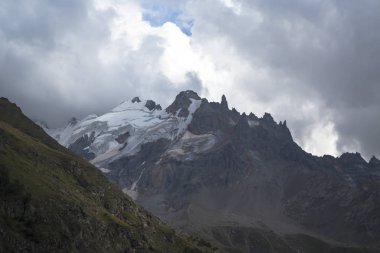 Kuzey Kafkasya dağları, bulutlar içinde dağ tepelerinde. Vahşi doğa