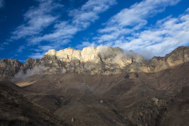 Kuzey Kafkasya dağları, bulutlar içinde dağ tepelerinde. Vahşi doğa