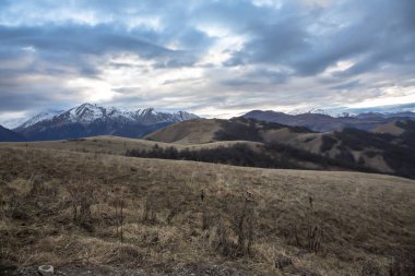 Kuzey Kafkasya dağları, bulutlar içinde dağ tepelerinde. Vahşi doğa