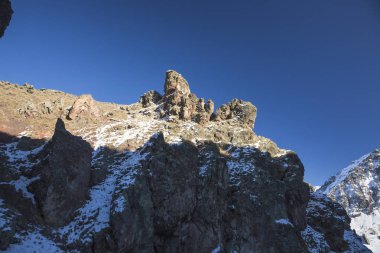 Dağlar ve Kuzey Kafkasya, güzel gorge yüksek kayalar üzerinde mavi gökyüzü doğası