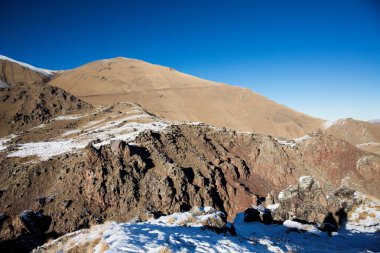 Dağlar ve Kuzey Kafkasya, güzel gorge yüksek kayalar üzerinde mavi gökyüzü doğası