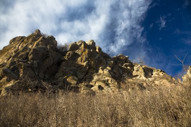 Dağlar ve Kuzey Kafkasya, güzel gorge yüksek kayalar üzerinde mavi gökyüzü doğası