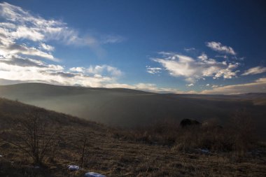 Kuzey Kafkasya dağları, bulutlar içinde dağ tepelerinde. Vahşi doğa