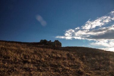 Dağlar ve Kuzey Kafkasya, güzel gorge yüksek kayalar üzerinde mavi gökyüzü doğası