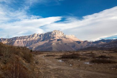 Dağlar ve Kuzey Kafkasya, güzel gorge yüksek kayalar üzerinde mavi gökyüzü doğası