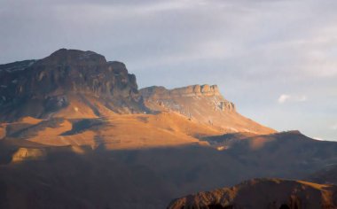 Dağlar ve Kuzey Kafkasya, güzel gorge yüksek kayalar üzerinde mavi gökyüzü doğası