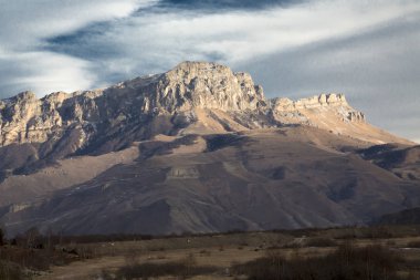 Kuzey Kafkasya dağları, bulutlar içinde dağ tepelerinde. Vahşi doğa
