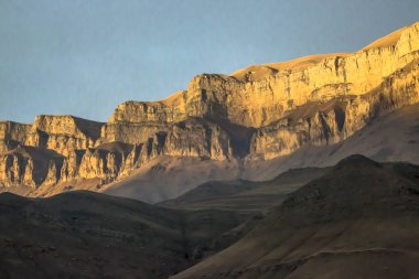 Dağlar ve Kuzey Kafkasya, güzel gorge yüksek kayalar üzerinde mavi gökyüzü doğası