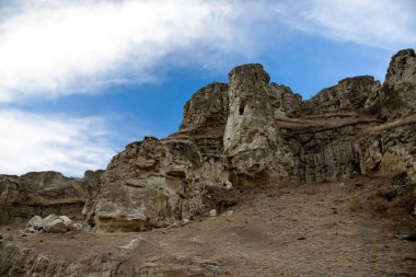 Sandy dağ gorge, Kuzey Kafkasya kayalar