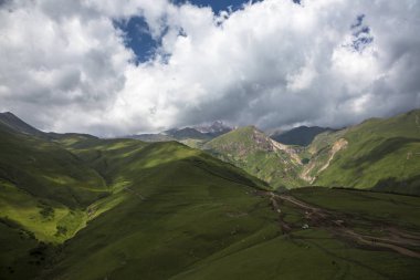 Kuzey Kafkasya dağları, bulutlar içinde dağ tepelerinde. Vahşi doğa