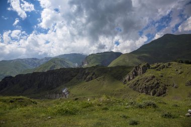 Dağlar ve Kuzey Kafkasya, güzel gorge yüksek kayalar üzerinde mavi gökyüzü doğası