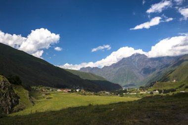 Dağlar ve Kuzey Kafkasya, güzel gorge yüksek kayalar üzerinde mavi gökyüzü doğası
