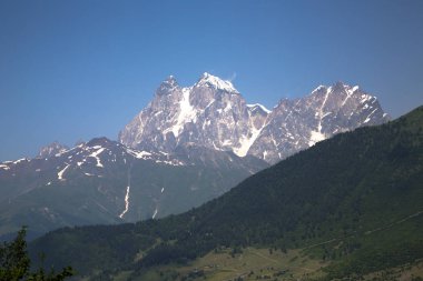 Dağlar ve Kuzey Kafkasya, güzel gorge yüksek kayalar üzerinde mavi gökyüzü doğası