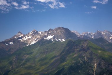 Dağlar ve Kuzey Kafkasya, güzel gorge yüksek kayalar üzerinde mavi gökyüzü doğası