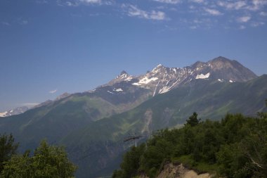 Dağlar ve Kuzey Kafkasya, güzel gorge yüksek kayalar üzerinde mavi gökyüzü doğası