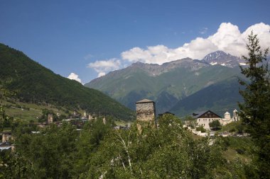 Kuzey Kafkasya dağları, bulutlar içinde dağ tepelerinde. Vahşi doğa