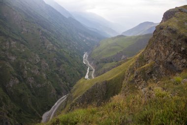 Kuzey Kafkasya dağları, bulutlar içinde dağ tepelerinde. Vahşi doğa
