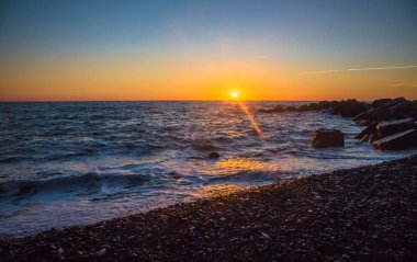 Vahşi bir plaj, deniz, plaj dinlenme, turizm, güzel doğası üzerinde dalgaların deniz düşüş