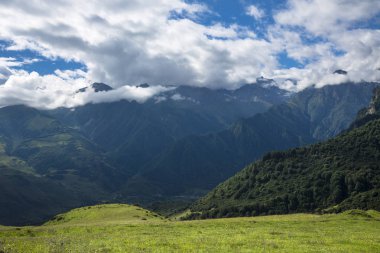 Kuzey Kafkasya dağları, bulutlar içinde dağ tepelerinde. Vahşi doğa