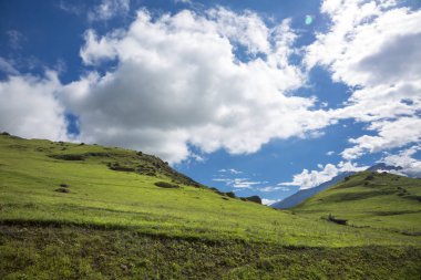 Kuzey Kafkasya dağları, bulutlar içinde dağ tepelerinde. Vahşi doğa