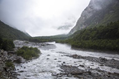 Güzel gorge dağ nehirde. Kuzey Kafkasya dağlarında vahşi doğada